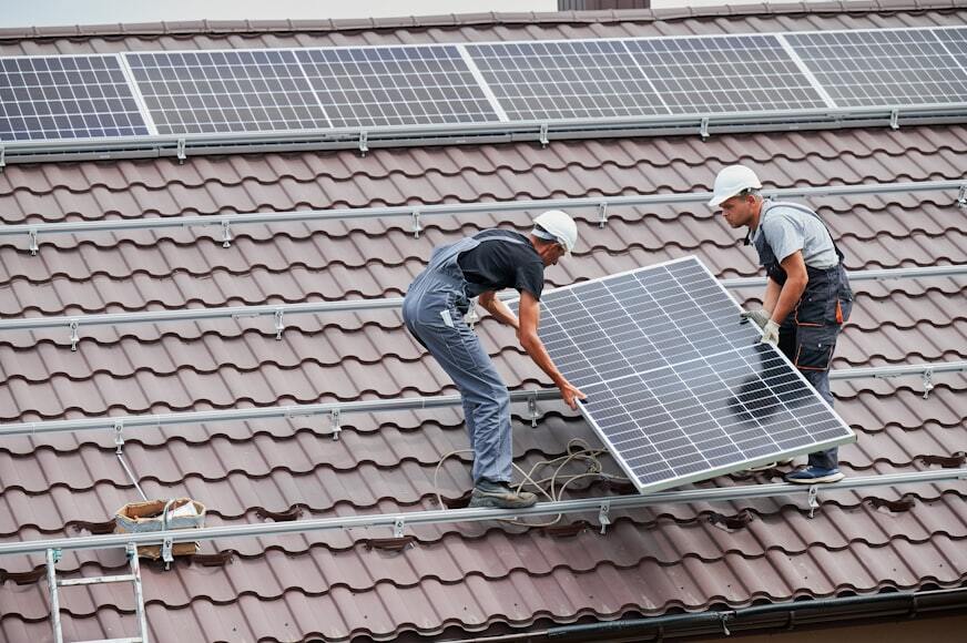 bagaimana cara pasang panel surya di atap rumah