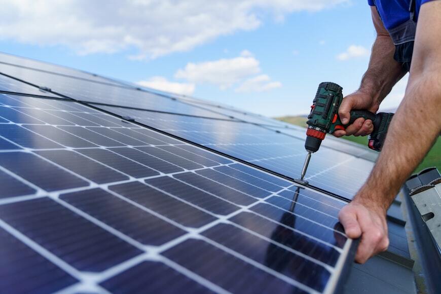 cara pasang panel surya di atap rumah
